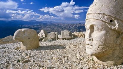 Cabezas gigantes del rey-dios, en Nemrut Dagi.