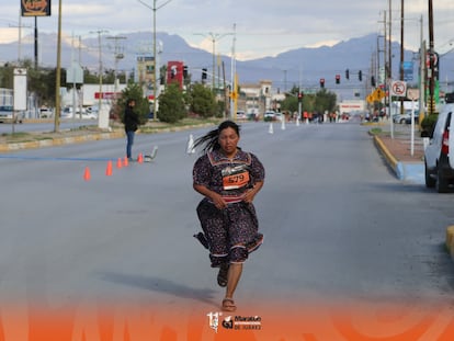 Verónica Palma corre durante la maratón internacional de Ciudad Juárez en 2022.