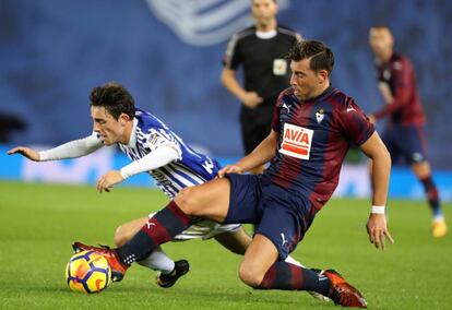 Odriozola pugna por el balón con Sergi Enrich