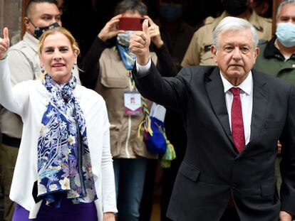 Andrés Manuel López Obrador, presidente de México, y su esposa tras votar el 6 de junio