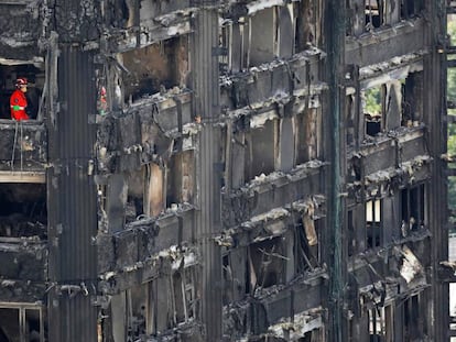 Serviços de emergência trabalham no edifício