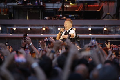 El cantante, que interpretó 30 temas, saludando a los espectadores de las primeras filas. 