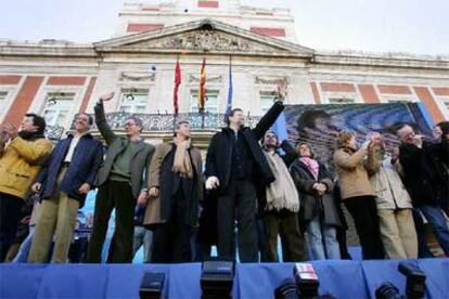 De izquierda a derecha: Floriano, lider del PP extremeño, Zaplana, Ruiz-Gallardón, Acebes, Rajoy, Aznar, Botella, Aguirre, Arenas y Piqué.