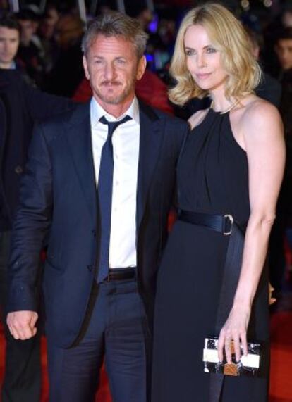 Sean Penn y Charlize Theron en el estreno de "The Gunman" en Londres.