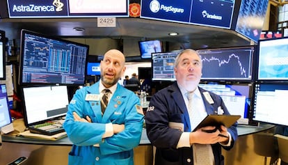 Traders del New York Stock Exchange durante la apetura de sesión. Wall Street ha permanecido cerrado 15 minutos por el desplome tras la activación de las medidas de emergencia automáticas del mercado, algo que no sucedía desde 2008.