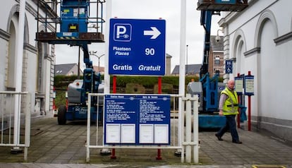 Letreros en dos idiomas en la estación de ferrocarriles de Ronse (Flandes).