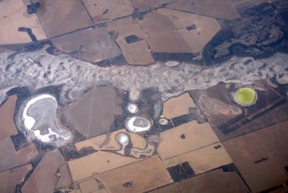 Salt pans and dams are scattered across drought effected farmland in Western Australia, November 12, 2015. A pioneering Australian scheme to improve the management of water in the world's driest inhabited continent is facing its first real test as an intensifying El Nino threatens crops and builds tensions between farmers and environmentalists. An El Nino, a warming of sea-surface temperatures in the Pacific, is already causing drought and other extreme weather, affecting millions of people across parts of the world, and experts warn that the intensifying weather pattern could emerge as one of the strongest on record.     REUTERS/David Gray     