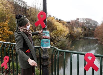 La Asociación Sare y la Comisión Anti Sida de Navarra han colocado lazos rojos en el puente de la Rochapea de Pamplona con motivo del Día Mundial del Sida.