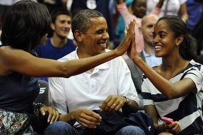 El presidente Barack Obama presenció el partido acompañado de la primera dama Michelle Obama y su hija Malia.