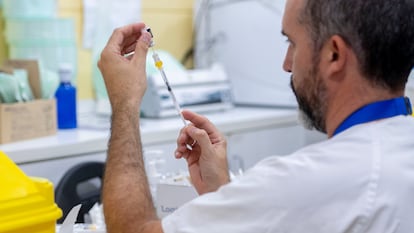 Un sanitario prepara una vacuna contra la gripe en un centro de salud de Madrid.