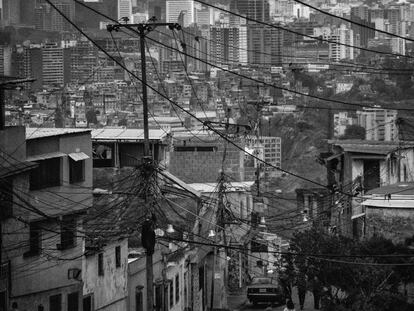 Un barrio de Caracas, durante un apagón de luz masivo.