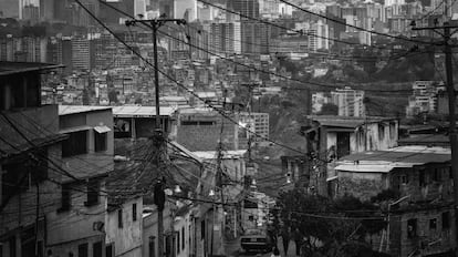 Un barrio de Caracas, durante un apagón de luz masivo.