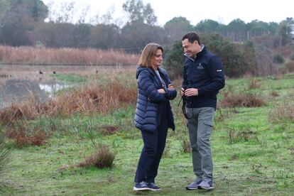 La vicepresidenta Teresa Ribera y el presidente andaluz, Juan Manuel Moreno, el lunes en las marismas del Rocío, en el Parque Nacional de Doñana.