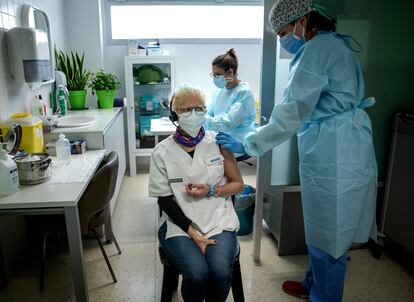 Segunda fase de la vacunación Pfizer-BioNTech Covid-19 a sanitarios en un centro de salud en Valencia.