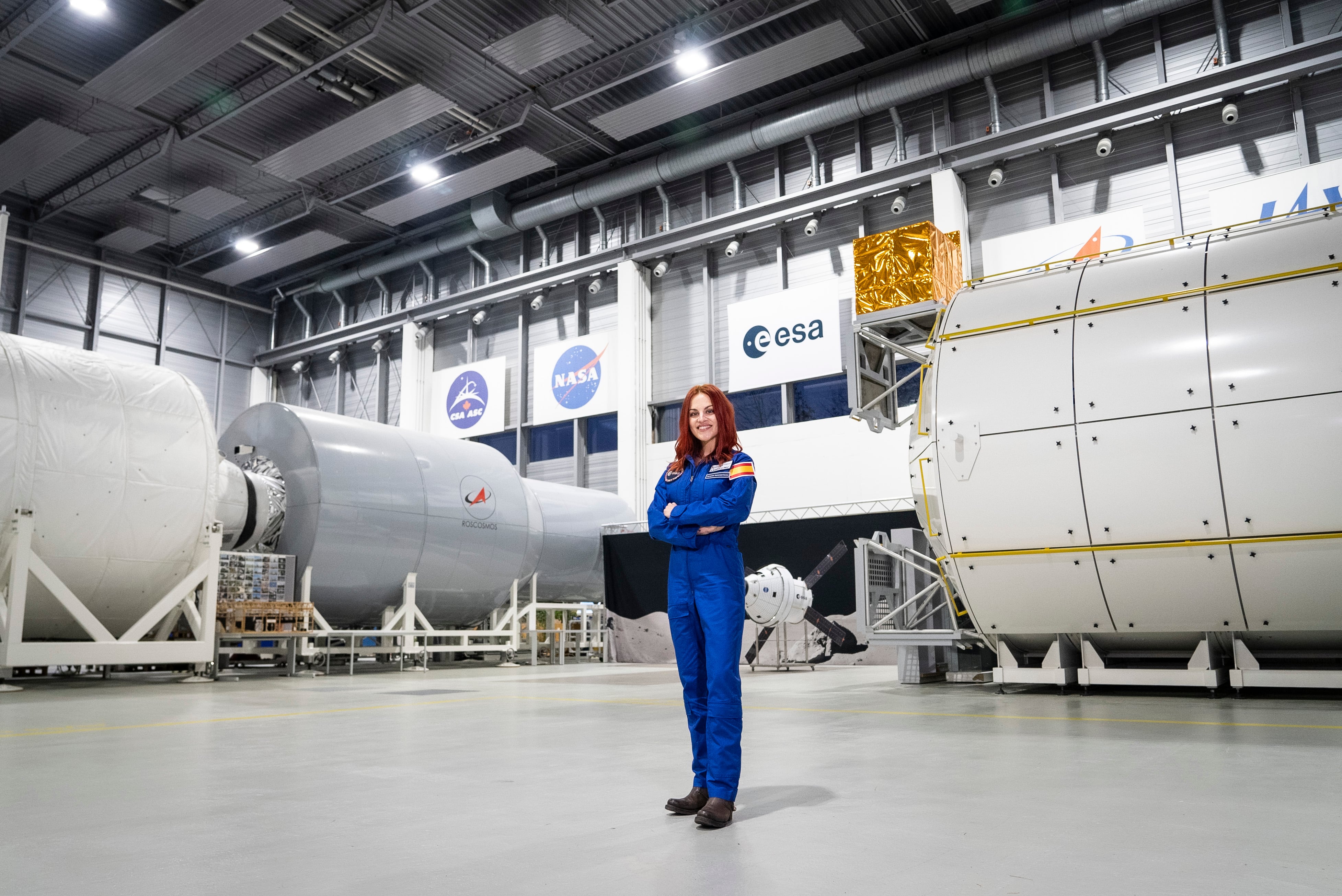 Sara García, junto a réplicas de módulos de la Estación Espacial Internacional, en el Centro Europeo de Astronautas, en Colonia (Alemania)