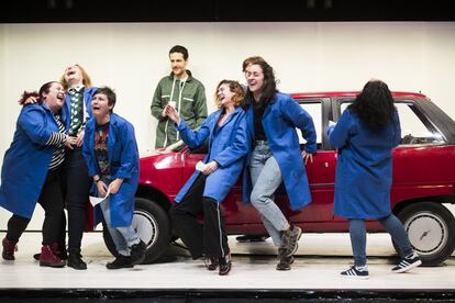 Representación de la obra de teatro 'Garage' de la compañía Voadora, en la que trabajadoras de PSA Citroën de Vigo, representa un obra vinculada al mundo del motor, dirigida por Marta Pazos, dentro del Festival Escenas do Cambio, organizada por la Cidade da Cultura, en Santiago de Compostela.