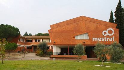 Exterior del colegio Mestral de Igualada.