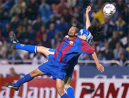 Reiziger salta con Amavisca para intentar cabecear el balón durante el partido.