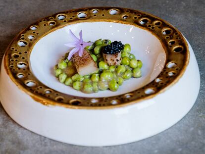 Habas con 'velouté' de cava, papada y caviar del restaurante Palodú de Málaga.