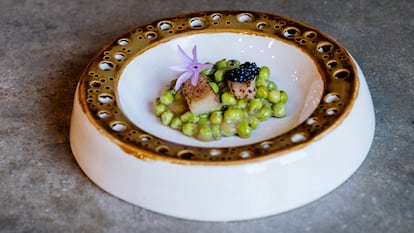 Habas con 'velouté' de cava, papada y caviar del restaurante Palodú de Málaga.