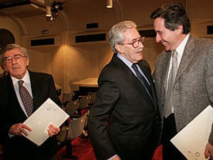 Jesús de la Serna, junto a su hermano Jaime, recibe el saludo de Iñaki Gabilondo.