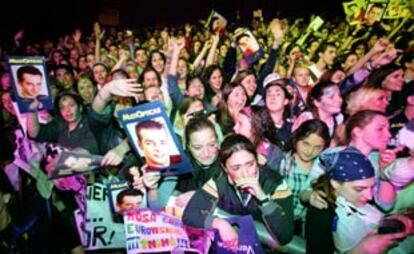 Miles de fans de las chicos y chicos de <i>Operación Triunfo</i> se reunieron ayer en la plaza de toros de Valencia.