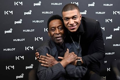 Pelé y Mbappé, durante un acto en París el año 2019.