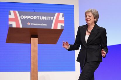 Theresa  May, Primera Ministra británica, baila antes de pronunciar su discurso.