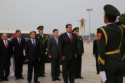 El presidente venezolano asiste a una ceremonia en el Monumento a los Héroes del Pueblo en Pekín.