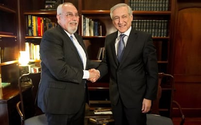 Ram&oacute;n Guillermo Aveledo (left) greets Chilean Foreign Minister Heraldo Mu&ntilde;&oacute;z (right).
 