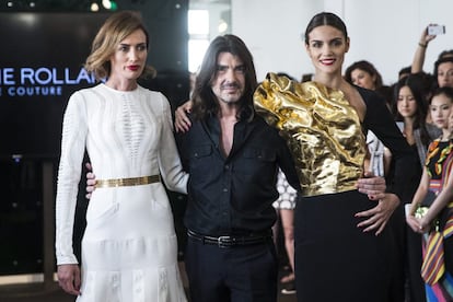 El diseñador francés Stéphane Rolland junto a la modelo española Nieves Álvarez (izquierda) y una de las maniquíes de su desfile tras la pasarela de su colección de Alta Costura otoño/invierno 2015/2016 durante la Semana de la Alta Costura de París.