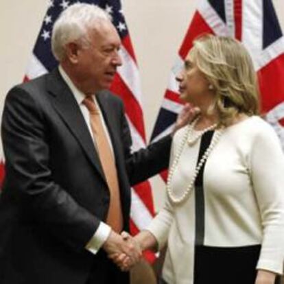 La secretaria de Estado de EE UU, Hillary Clintos, saluda al ministro español de Asuntos Exteriores, José Manuel García-Margallo, el jueves 19 de abril