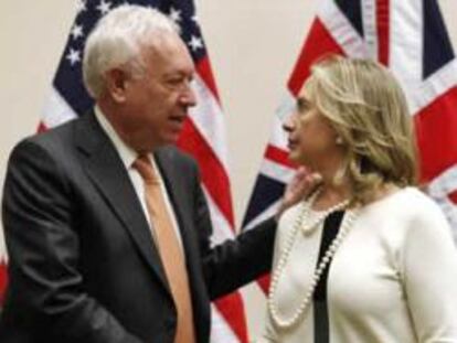 La secretaria de Estado de EE UU, Hillary Clintos, saluda al ministro español de Asuntos Exteriores, José Manuel García-Margallo, el jueves 19 de abril