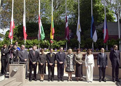 Al acto de izado han asistido los embajadores de los 25 países que formarán la nueva Europa.