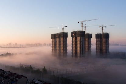 Unas construcciones rodeadas de niebla en el distrito de Tongzhóu, en Pekín, China.
