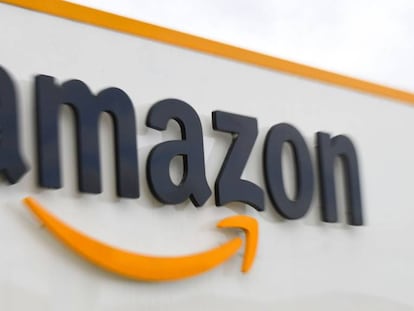 El logo de Amazon en un centro logístico en Francia. 