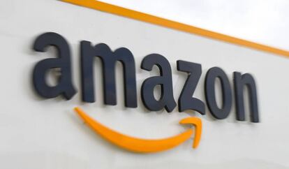 El logo de Amazon en un centro logístico en Francia.