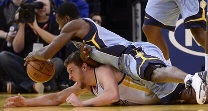 Tony Allen, de los Grizzlies de Memphis, disputa el balón con David Lee, de los Warriors de Golden State, en el suelo.