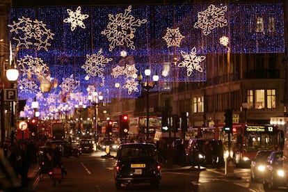 Londres, una de las grandes ciudades para ir de compras, hace gala de flema britnica en su decoracin. Elegantes tiaras de bombillas decoran Regent Street, la calle de los famosos almacenes Harrod's.