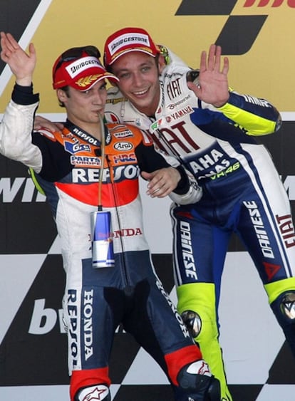 El ganador Valentino Rossi (a la derecha), posa con Dani Pedrosa, que alcanzó el segundo puesto del MotoGP España el domingo 3 de mayo de 2009.