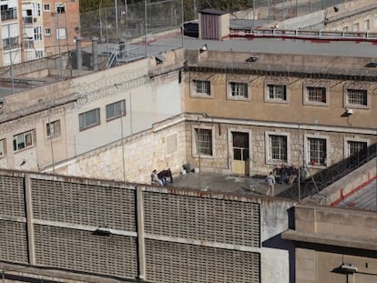 Los últimos reclusos, en el patio de la prisión de Tarragona.