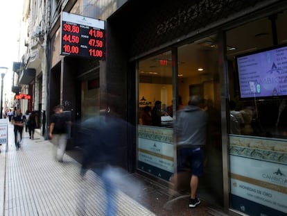 Pizarra con las cotizaciones de moneda en una casa de cambio en Buenos Aires, el viernes.