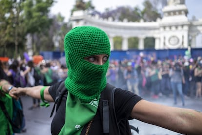 Mujeres enmascaradas hicieron algunas cadenas humanas para evitar el paso a las protestas con fuego.