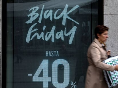 Una mujer pasa junto a un centro comercial en Madrid el pasado Black Friday.