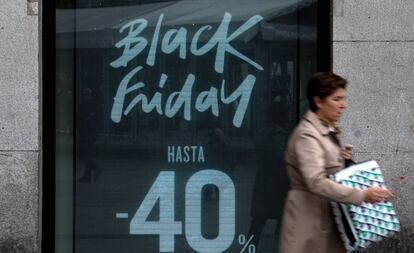 Una mujer pasa junto a un centro comercial en Madrid el pasado Black Friday.