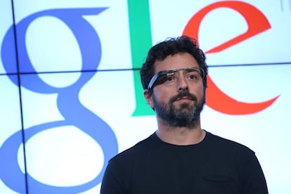 Nacido en Rusia, el científico y empresario Sergey Brin, cofundador de Google (ahora una de las empresas más importantes del mundo) junto a Larry Page, salió de Rusia con su familia en 1979, empujados por una ola de antisemitismo. Tenía solo seis años, y él y su familia (ambos padres científicos) se establecieron en el estado de Maryland, en cuya universidad Brin se licenció en Matemáticas y Computación. Recientemente, ha protestado por las políticas anti refugiados del nuevo presidente de EE. UU. Donald Trump. “Yo soy un refugiado”, ha declarado.