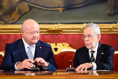 Christian Stocker (a la izquierda) y el presidente de Austria, Alexander Van der Bellen, durante la toma de posesión del nuevo Gobierno austriaco, este lunes.