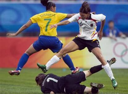 Las jugadoras disputan un balón