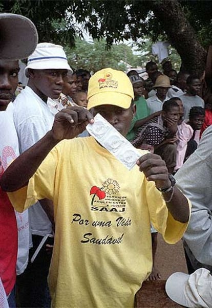 Campaña por el uso del condón en Mozambique en 2002.