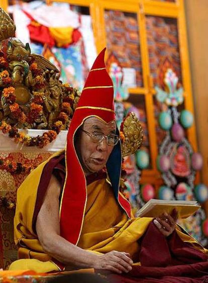 El Dalai Lama, ayer en un templo en Dharamsala (India).